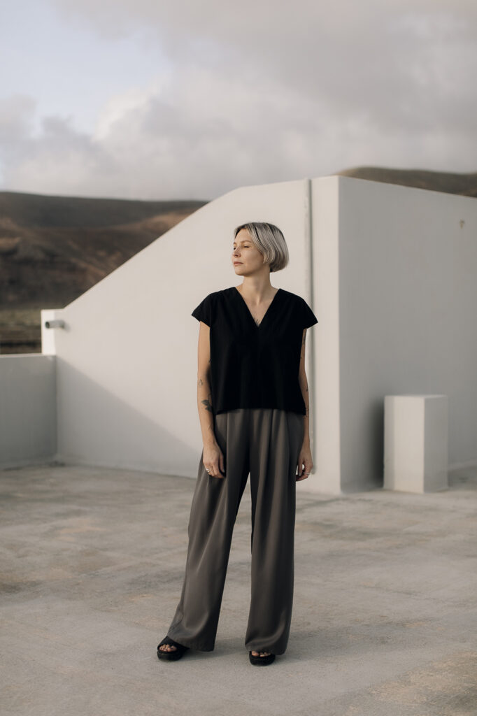 VU top /black cotton poplin/